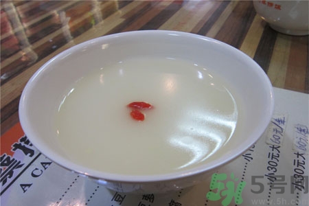 嬰兒能喝米湯加牛奶嗎？嬰兒喝米湯有什么好處？