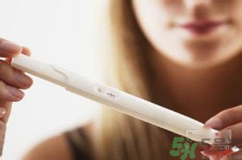 驗孕棒測了沒有懷孕但是惡心想吐是怎么回事？