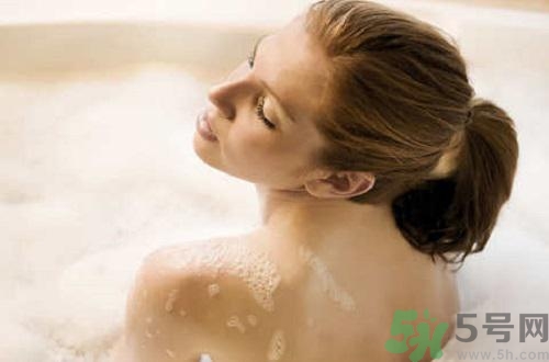 冷水洗澡好還是熱水洗澡好？冷水洗澡好不好？