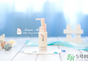 卸妝油好用還是卸妝水好用？卸妝油和卸妝水哪個好？