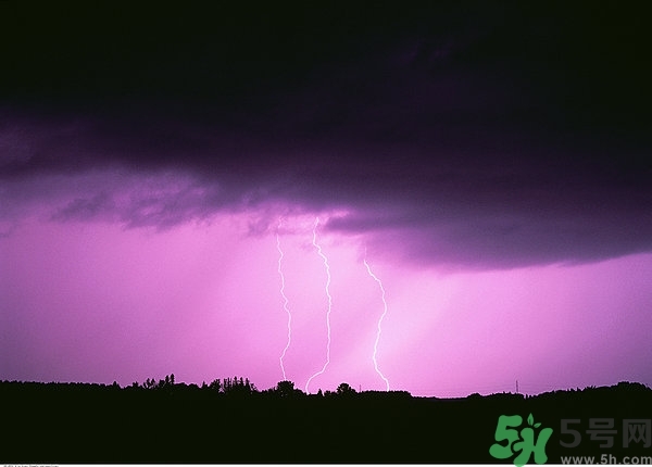 打雷可以撐傘嗎？打雷可以玩筆記本電腦嗎？