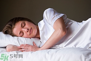 女生趴著睡對乳房好嗎？女生趴著睡對胸部有什么壞處？