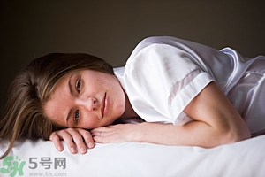 女生趴著睡對乳房好嗎？女生趴著睡對胸部有什么壞處？
