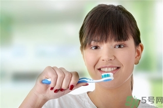 洗牙能讓牙齒變白嗎？洗牙對(duì)牙齒有傷害嗎？