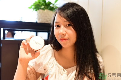 age20s粉底霜粉色和白色有什么區別？