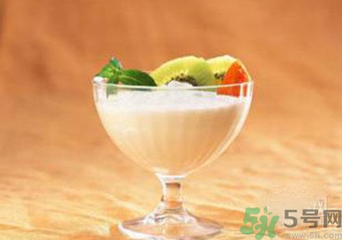 純牛奶和酸奶可以一起吃喝嗎？純牛奶和酸奶一起喝有什么好處？
