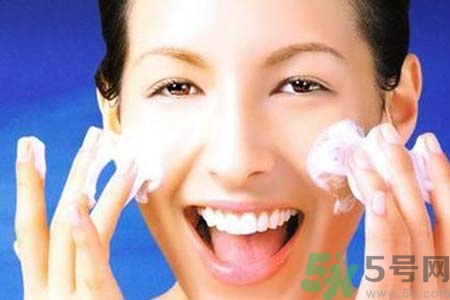 太陽穴長痘怎么辦？如何祛除太陽穴上的痘痘？