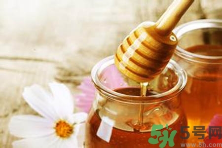 蜂蜜不能和什么一起吃？哪些人不能吃蜂蜜？