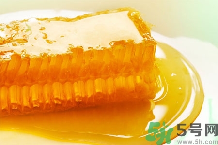 蜂蜜不能和什么一起吃？哪些人不能吃蜂蜜？