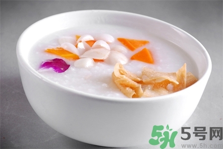 女性吃什么能預(yù)防婦科疾病？女性吃什么能預(yù)防子宮疾?。?></p><h3>女性吃什么能預(yù)防婦科疾病</h3><h4>(1)荔枝大棗湯</h4><p>干荔枝，干大棗各7枚。共加水煎服，每日1劑。具有補(bǔ)血生津作用。適用于婦女貧血，流產(chǎn)后子宮的調(diào)養(yǎng)。</p><h4>(2)雞蛋棗湯</h4><p>雞蛋2個(gè)，紅棗10個(gè)，紅糖適量。鍋內(nèi)放水煮沸后打入雞蛋臥煮，水再沸下紅棗及紅糖，文火煮20分鐘即可。具有補(bǔ)中益氣，養(yǎng)血作用。適用于貧血及病后，產(chǎn)后子宮的調(diào)養(yǎng)。</p><h4>(3)乳鴿枸杞湯</h4><p>乳鴿1只，枸杞30克，鹽少許。將乳鴿去毛及內(nèi)臟雜物，洗凈，放入鍋內(nèi)加水與枸杞共燉，熟時(shí)加鹽少許。吃肉飲湯，每日2次。具有益氣、補(bǔ)血、理虛作用。適用于人流后體虛及病后氣虛，體倦乏力，表虛自汗等癥。</p><p style=