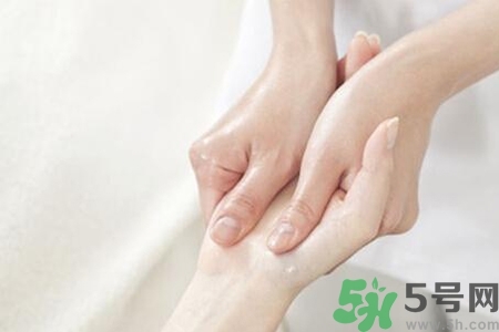手干裂口子怎么回事？手干裂口子怎么辦？