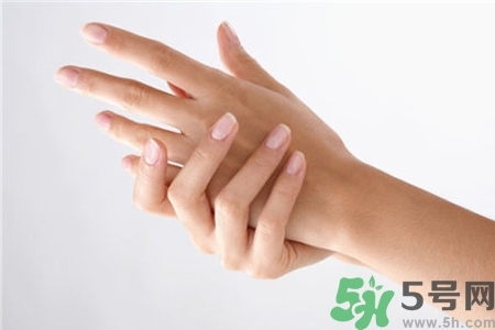 手干裂口子怎么回事？手干裂口子怎么辦？
