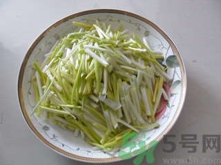 韭黃是怎么長(zhǎng)出來(lái)的？韭黃是怎么種出來(lái)的？