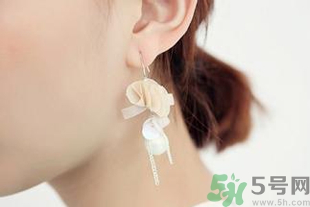 耳洞打在哪里最好看？ 打完耳洞要轉(zhuǎn)耳釘嗎？