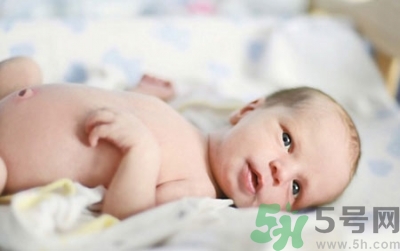 新生兒肚臍可以碰水嗎？新生兒肚臍沒脫落能洗澡嗎？