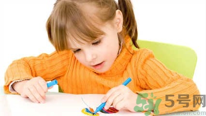 孩子左撇子怎么辦？孩子左撇子需要糾正嗎？
