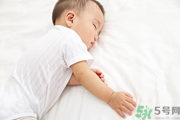 寶寶睡覺張著嘴是怎么回事？寶寶睡覺為什么張著嘴？