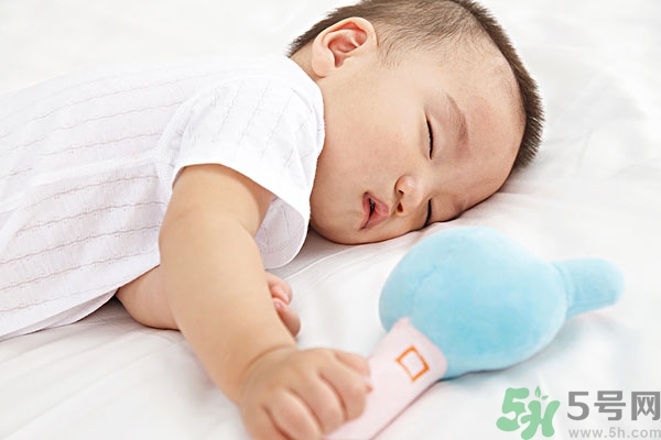 寶寶睡覺張著嘴是怎么回事？寶寶睡覺為什么張著嘴？