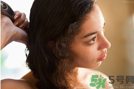 睡前能梳頭嗎？睡覺前梳頭會(huì)影響睡眠嗎？