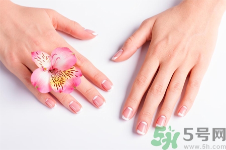 指甲變白是怎么回事？指甲發白是缺什么嗎？