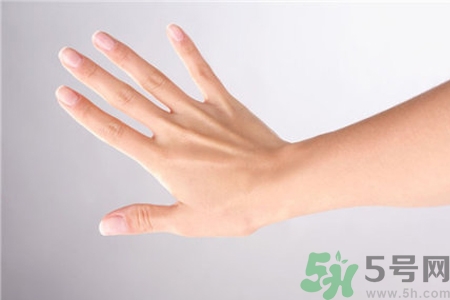指甲變白是怎么回事？指甲發白是缺什么嗎？