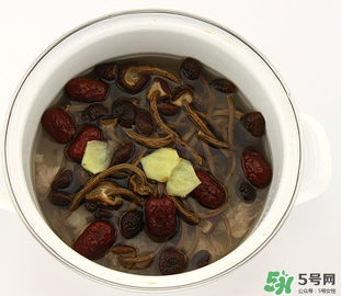 燉排骨什么時(shí)候放鹽最好？燉排骨放什么調(diào)料？