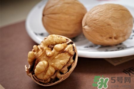 吃核桃能治白發嗎？白頭發多吃核桃有用嗎？