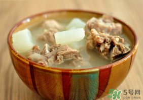 排骨湯為什么是白色的？排骨湯怎么熬成乳白色的？