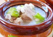 排骨湯為什么是白色的？排骨湯怎么熬成乳白色的？