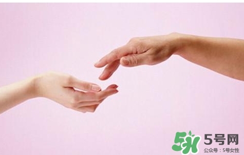 睡覺(jué)睡到半夜手麻是怎么回事？睡覺(jué)睡到半夜手麻怎么辦？