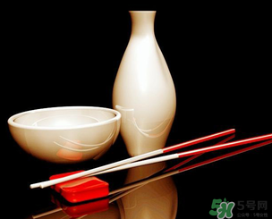 白酒可以帶上飛機嗎？飛機可以托運白酒嗎？