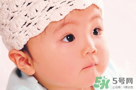 寶寶可以穿毛衣嗎？千萬別給寶寶穿高領毛衣