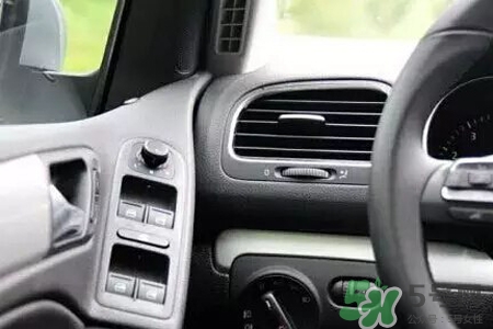 冬天早上車玻璃上的冰霜怎么弄？冬天早上車玻璃上的霧怎么弄？