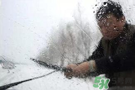 冬天早上車玻璃上的冰霜怎么弄？冬天早上車玻璃上的霧怎么弄？