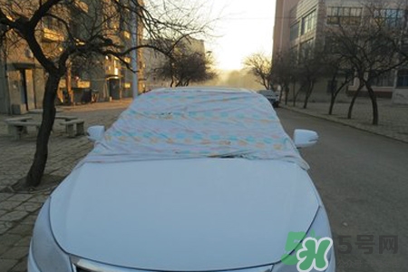 冬天早上車玻璃上的冰霜怎么弄？冬天早上車玻璃上的霧怎么弄？