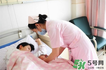 冬天哺乳穿什么？冬天哺乳期穿什么衣服喂奶好？