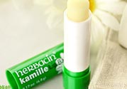 小甘菊唇膏小孩能用嗎？herbacin賀本清小甘菊唇膏小孩可以用嗎？