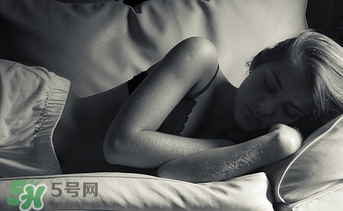 晚上開(kāi)燈睡覺(jué)好嗎?晚上開(kāi)燈睡覺(jué)的危害