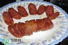 臘腸吃前需要清洗嗎？炒臘腸前要用水洗嗎？