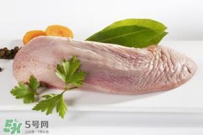 豬舌頭上的白苔怎么撕下來？豬舌頭上的白苔能吃嗎？