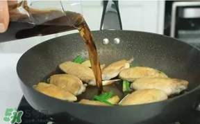 雞翅用熱水焯還是涼水？雞翅焯水冷水下鍋還是熱水？