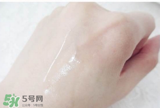 美容液是化妝水嗎？美容液和化妝水的區別