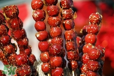 做糖葫蘆的紅色是什么？糖葫蘆外面紅色的是色素嗎？