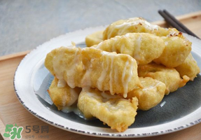 炸香蕉外面包裹的是什么？炸香蕉放面粉好還是淀粉？