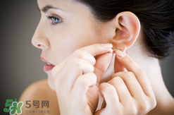 一次性耳釘怎么取下來？一次性耳釘多久取下來？