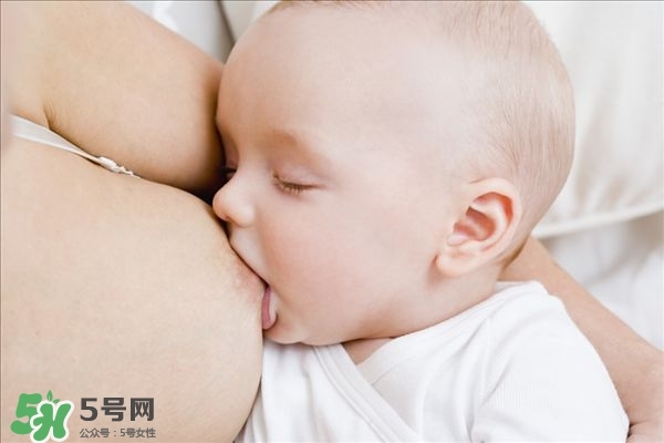 母乳常溫下可以保存多久 母乳喂養的正確姿勢