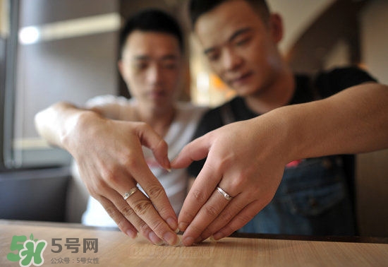 為什么同性戀都是帥哥？為什么同性戀容易的艾滋病呢