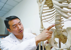 骨質(zhì)疏松會(huì)出現(xiàn)背痛嗎？骨質(zhì)疏松會(huì)引起后背疼嗎？