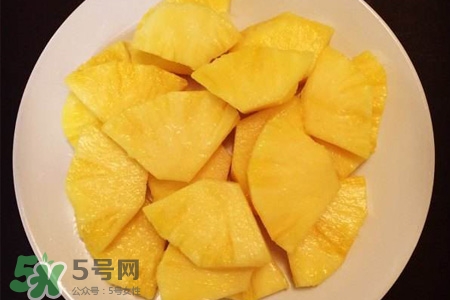 口腔潰瘍能吃菠蘿嗎？吃菠蘿會導致口腔潰瘍嗎？
