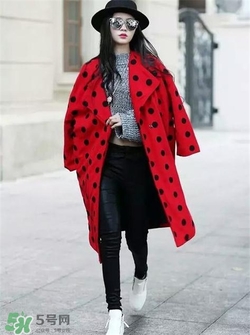 紅色衣服配什么顏色褲子？紅色衣服配什么褲子好看？